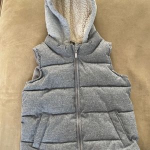 Boys vest w hoodie lined in fleece. Old Navy size 5T